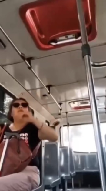 La mujer pidió que la bajaran de la unidad mientras el operador explicaba que ya había terminado su ruta.