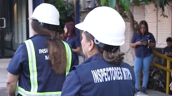 Salario doble y control de propinas: así protegerán los derechos laborales en El Salvador durante las Fiestas Agostinas