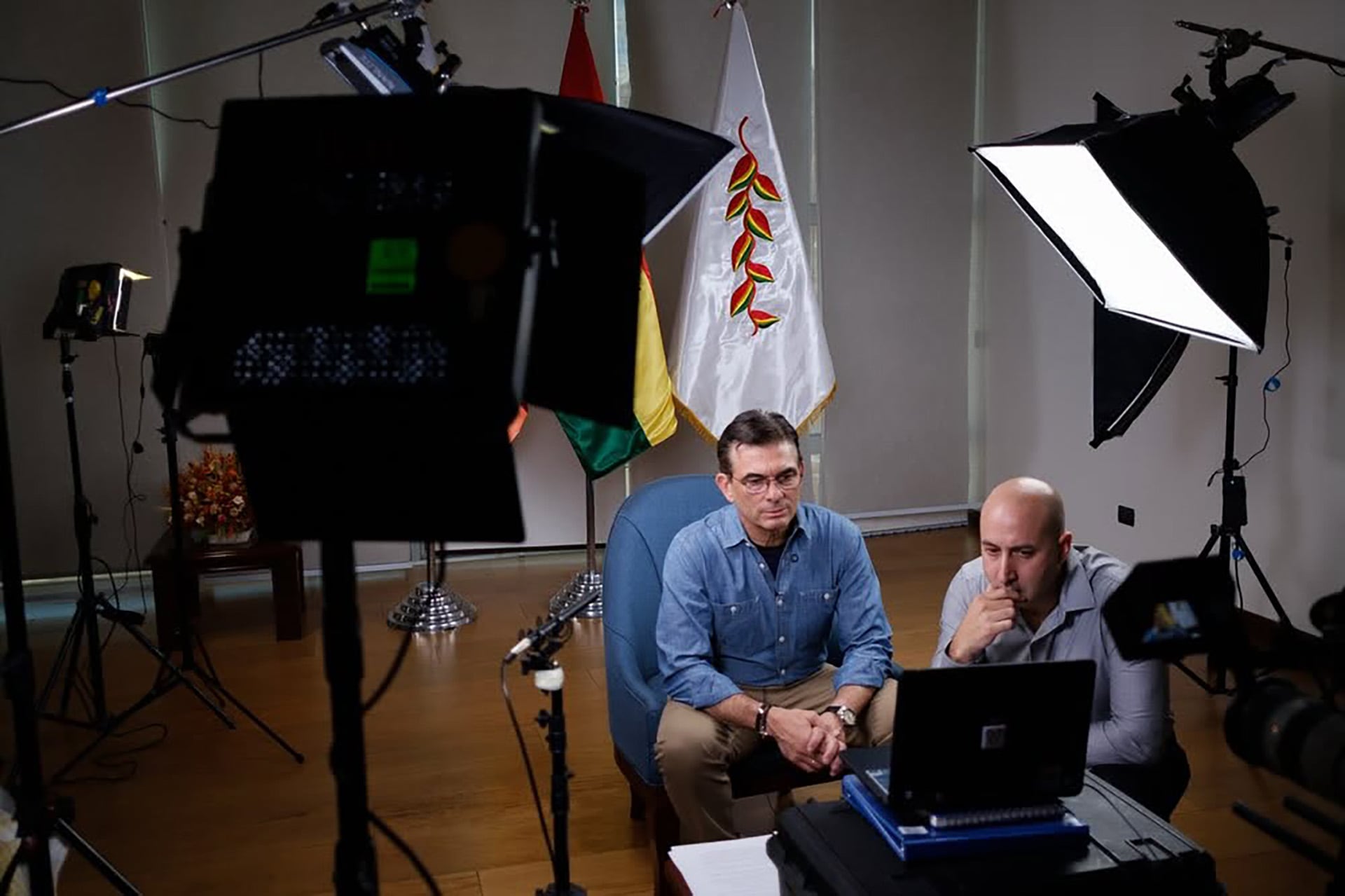 El presidente de Bolivia Rodrigo Paz junto a su asesor, Fernando Cerimedo, durante una entrevista virtual con un medio internacional el 23 de mayo en la Casa Grande del Pueblo. Foto: Manuel Seoane