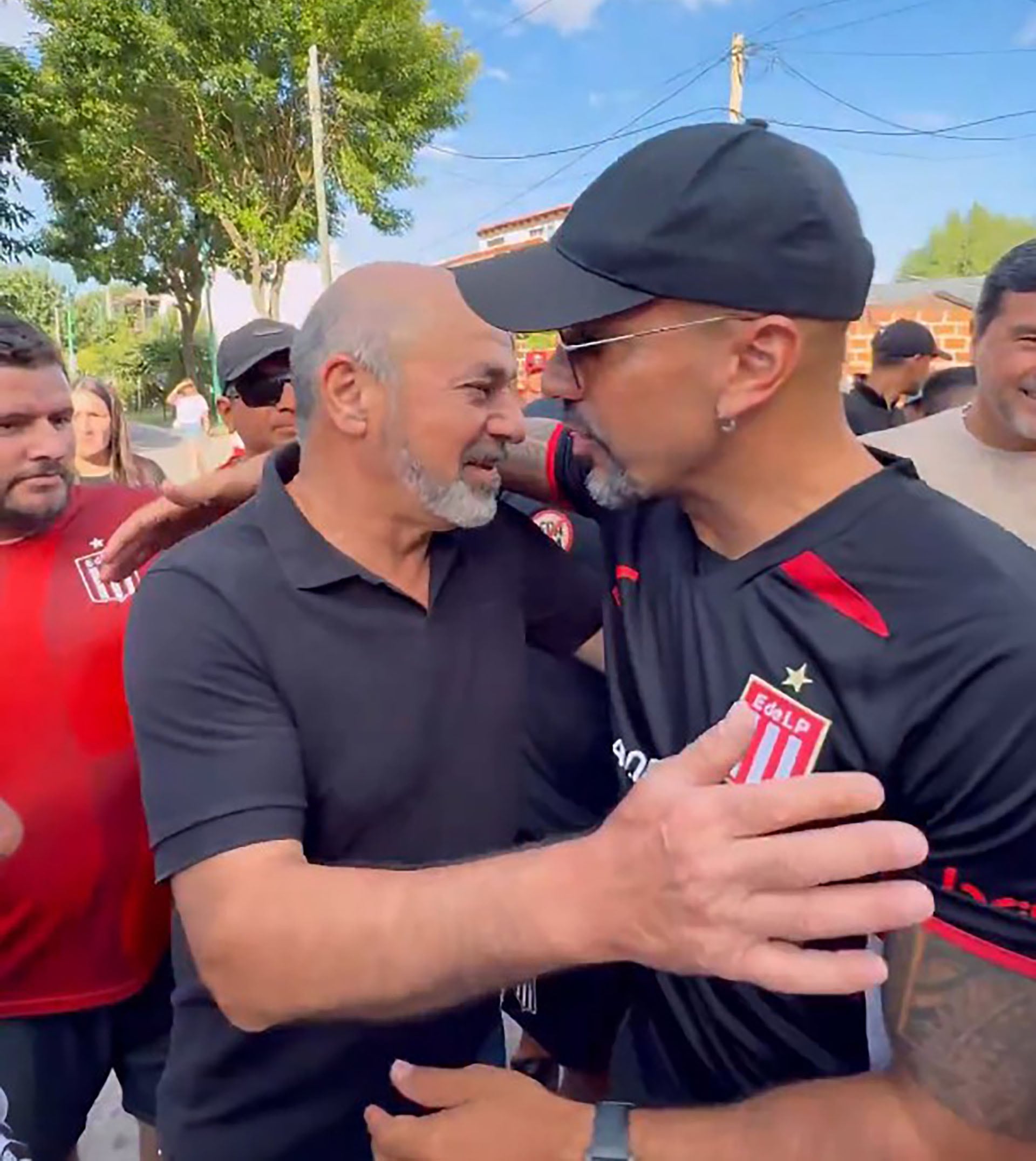 Mario Secco mantiene vínculos deportivos con exfutbolistas como Juan Sebastián Verón y Pedro Troglio