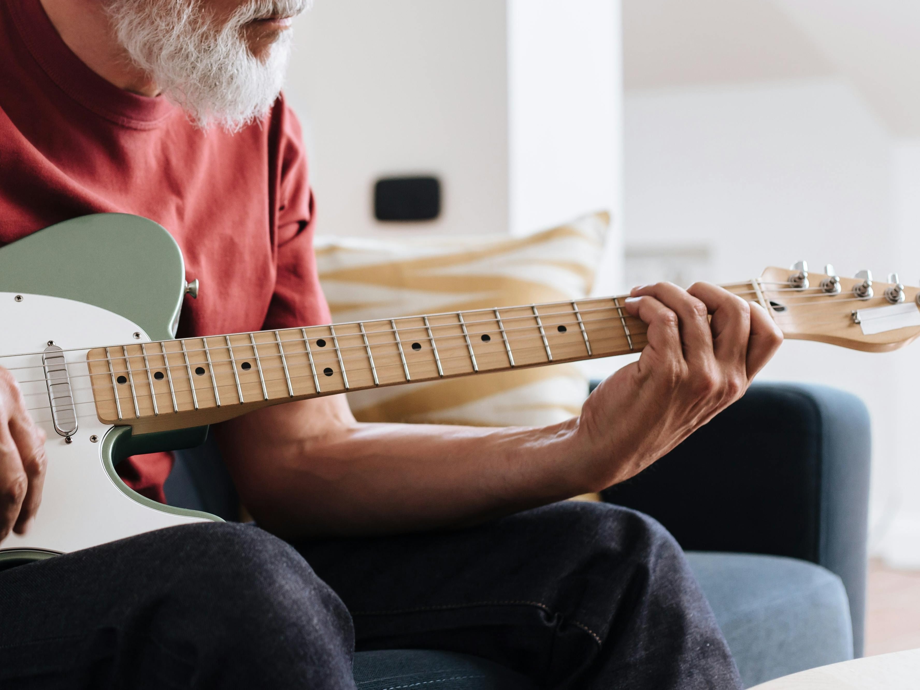 Un estudio reciente indica que la improvisación musical potencia la memoria y la atención en personas mayores (Pexels)