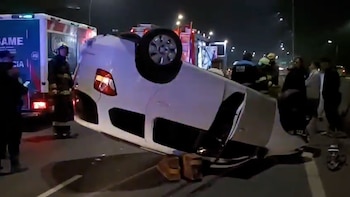 Un triple choque y vuelco en la avenida General Paz dejó al menos tres heridos