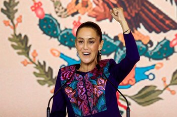Claudia Sheinbaum, candidata presidencial del partido gobernante Morena, reacciona mientras se dirige a sus seguidores después de ganar las elecciones, en Ciudad de México, México. 3 de junio de 2024.