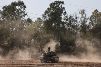 Un soldado israelí encima de
