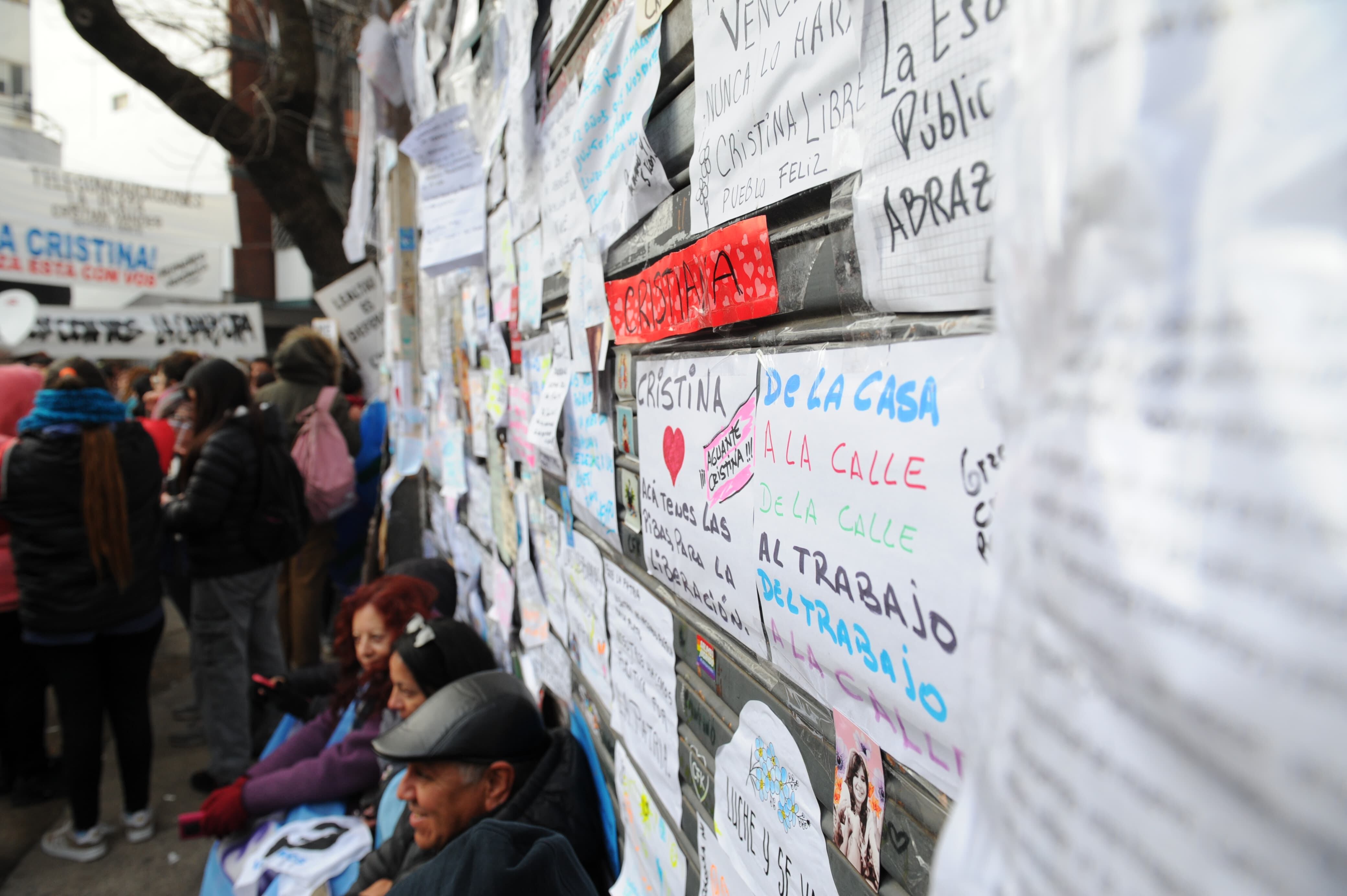 La guardi en la puerta de la casa de Cristina Kirchner (Foto: Sebastián Alonso)