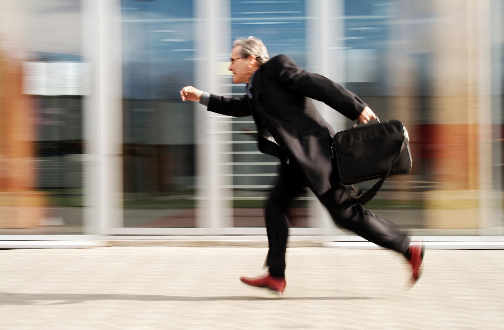 El espíritu libre muestra baja conciencia y desorganización, dificultando la gestión del tiempo y la puntualidad (Freepik)