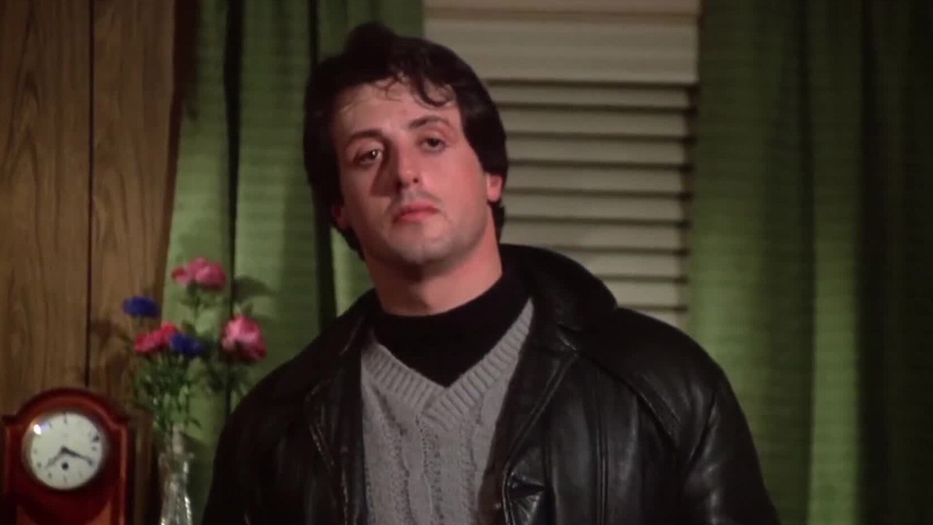 La escena de Rocky ascendiendo las escaleras se consolidó como un icono cultural y referente visual del cine deportivo(credito: Trailer Rocky 1)