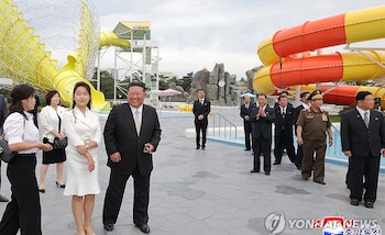 Kim Jong Un junto a