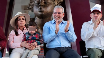 Fiscalía de Michoacán ‘amenaza’ con arrestar a Grecia Quiroz si no entrega celulares: gobernador Ramírez Bedolla la defiende