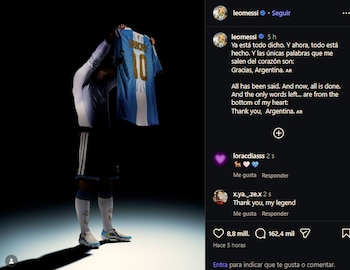Captura de pantalla de una publicación de Instagram donde un futbolista sostiene la camiseta argentina con el número diez y la palabra Gracias