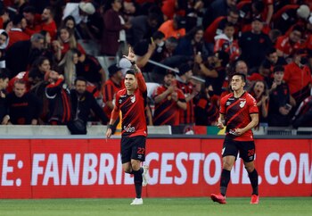 Nicolás Hernández celebra su gol