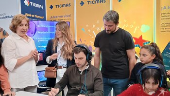 En el stand de Ticmas,