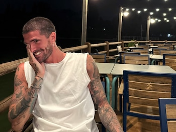 Rodrigo De Paul, en una cena nocturna al aire libre: una de las fotos en solitario que Tini incluyó en el posteo