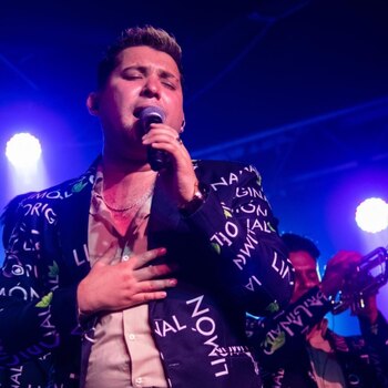 Kevin Melendres durante el concierto de la Original Banda el Limón en Texas (Foto: Instagram/originalbandaellimon)