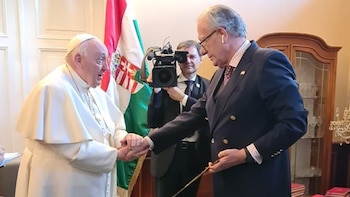 El papa Francisco con Pilar Policano, una violinista argentina de 15 años