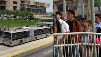 Parados, apretados y con un calor asfixiante: el calvario cotidiano de los pasajeros que viajan en el Metropolitano