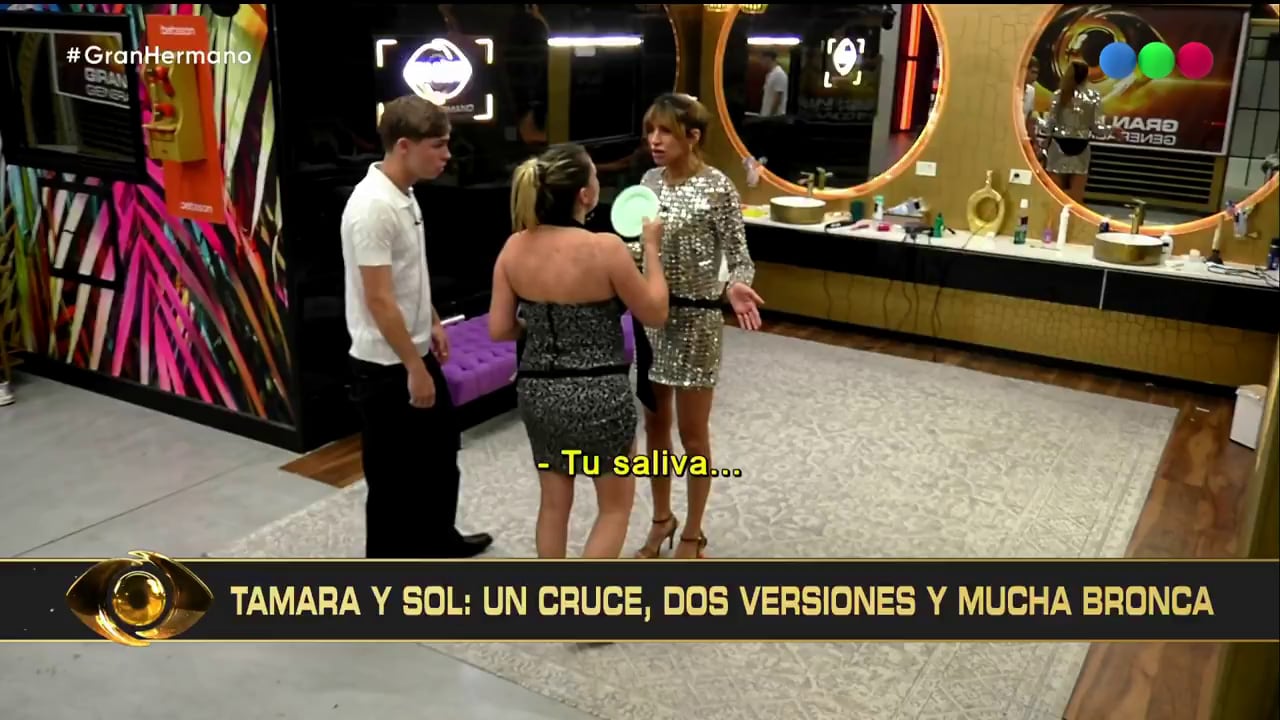 Sol Abraham y Tamara Paganini mantienen una discusión en el programa de televisión Gran Hermano, mientras un tercer participante observa la escena.