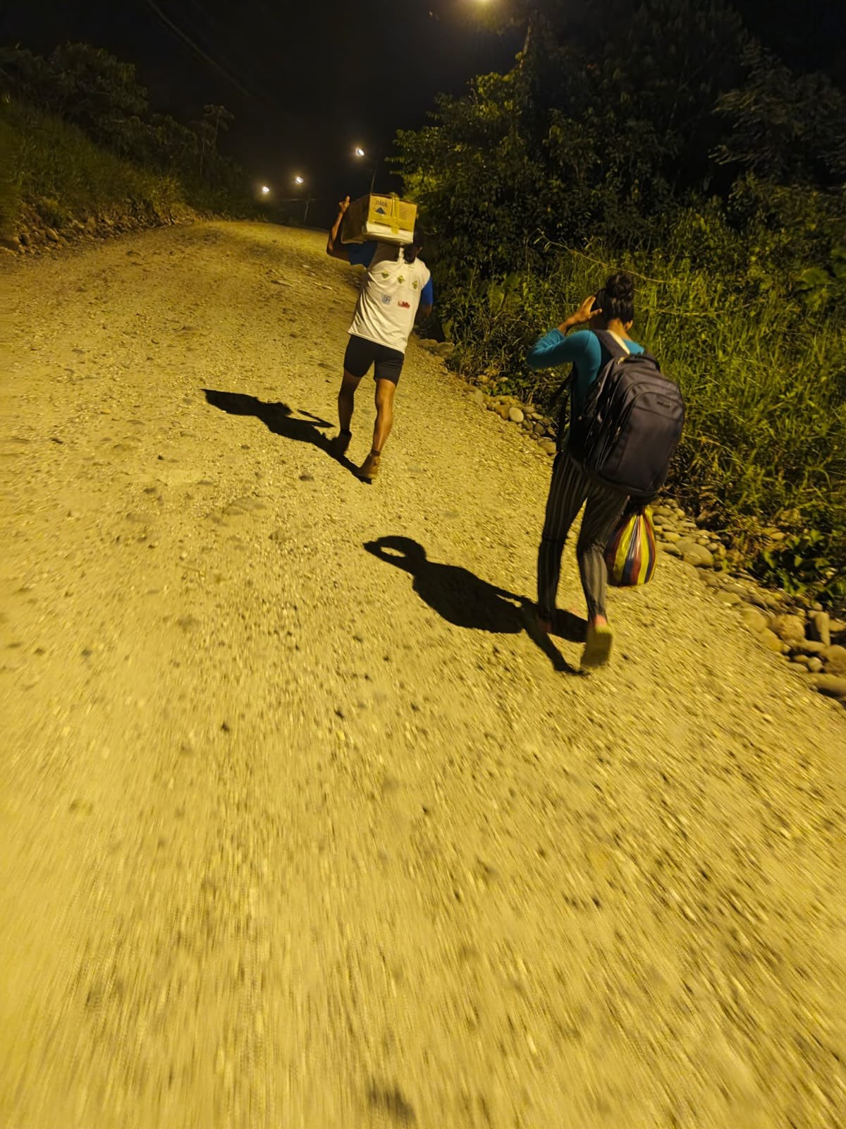 Los padres debieron cargar la caja con el cadáver de su hija de camino a casa. (X/ Christian Sánchez Mendieta)