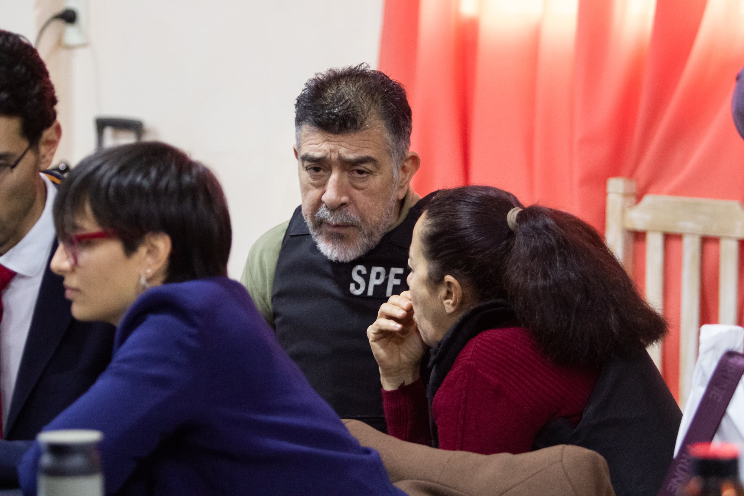 Carlos Pérez y Victoria Caillava hablan entre sí antes del comienzo del juicio
