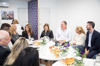 La Secretaria general de la Presidencia, Karina Milei, junto a los legisladores de LLA en la sede porteña