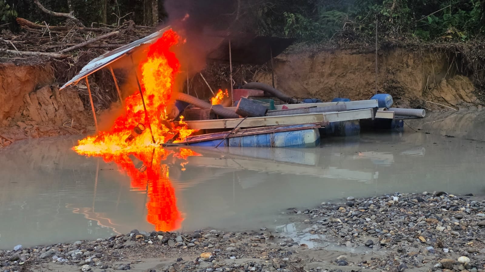 Maquinaria destruida en operativo contra la minería ilegal en el Chocó - crédito Ejército