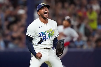 Freddy Peralta comanda a los Tampa Bay Rays. (AP Foto/David J. Phillip)