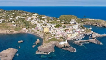 La desconocida isla de Italia con un puerto romano excavado en la roca: de origen volcánico, bonitas playas y una prisión borbónica