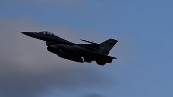 Cazas F-16 interceptaron varias aeronaves que ingresaron al espacio aéreo cercano al club de golf de Trump en New Jersey