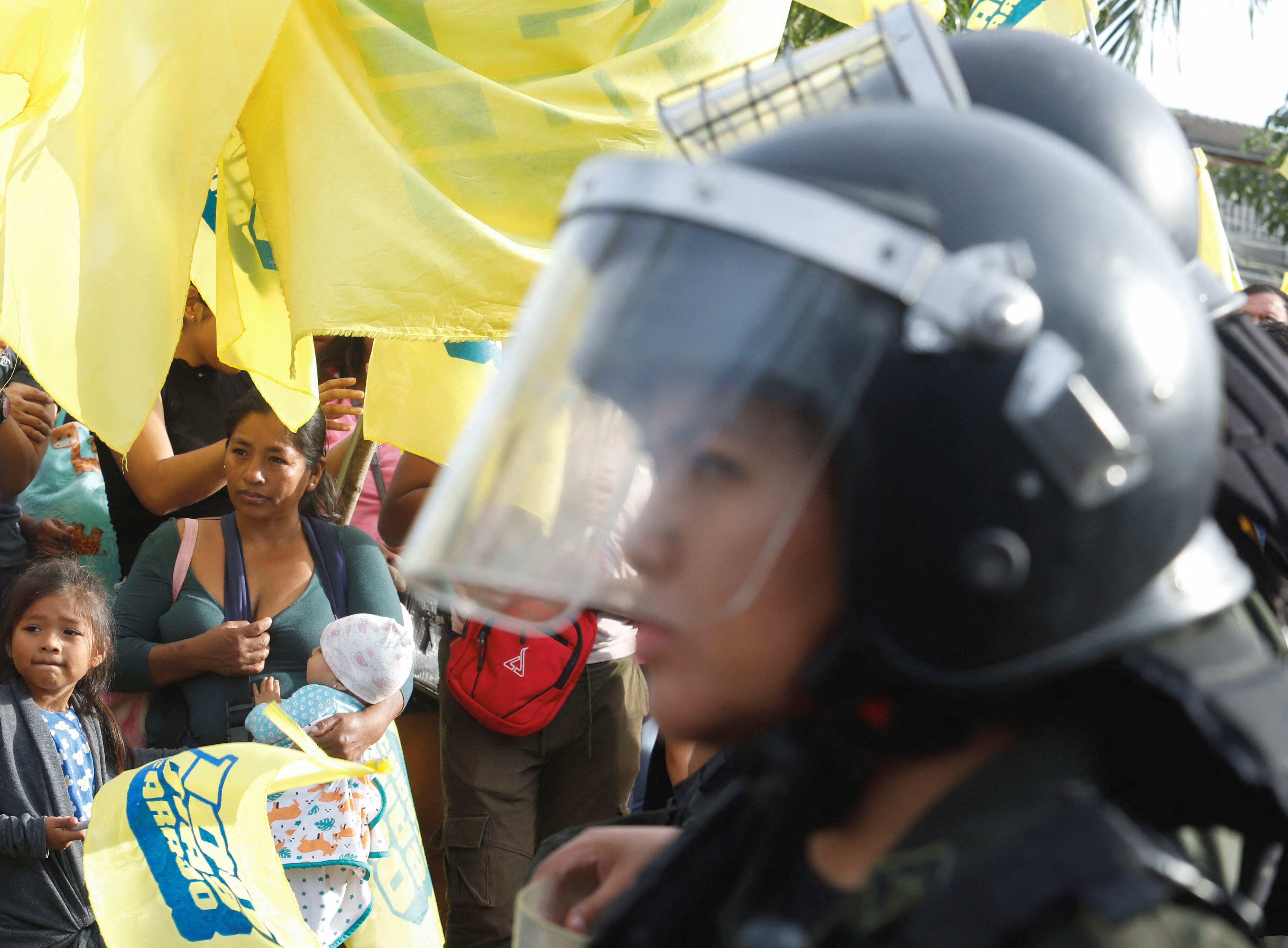 Personas protestan contra el padrón electoral afuera del recinto donde los candidatos presidenciales participan en una reunión de emergencia convocada por el Tribunal Supremo Electoral (TSE) para asegurar la continuidad del calendario electoral previo a las elecciones generales del 17 de agosto, en medio de disturbios a nivel nacional causados por bloqueos de carreteras organizados por partidarios del expresidente Evo Morales, en Santa Cruz de la Sierra, Bolivia, el 12 de junio de 2025. REUTERS/Ipa Ibanez