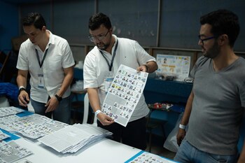 Trabajadores electorales cuentan votos después