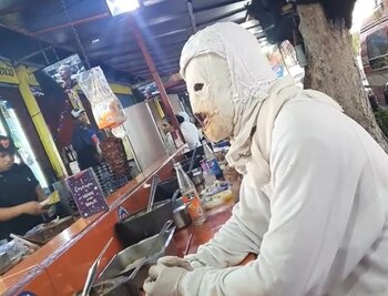 El hombre porta en todo