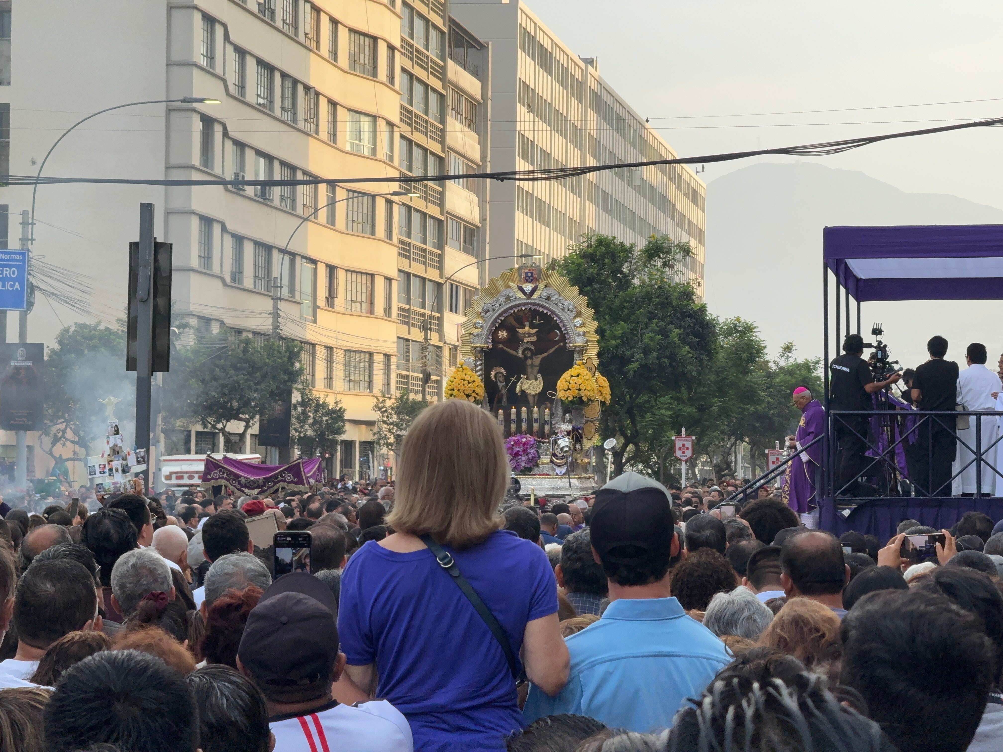 Una multitud acompaña el anda del Señor de los Milagros durante su cuarto recorrido procesional por las calles del centro de Lima. (Paula Elizalde - Infobae Perú)