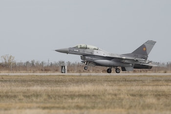 Un F-16 rumano aterriza (Reuters)