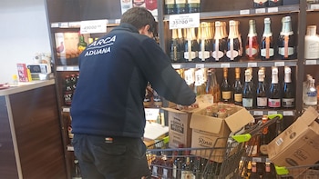 La Aduana realizó un operativo para evitar el contrabando de bebidas alcohólicas en todo el país