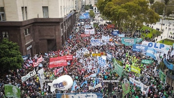 Nueva protesta de movimientos sociales y sindicales contra el Gobierno: marcharán por el endeudamiento familiar