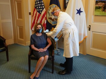 Nancy Pelosi recibiendo la vacuna