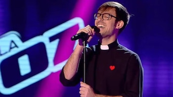 El padre Damián, el cura influencer que participó en ‘La Voz’, deja el sacerdocio tras 20 años (Mediaset España)