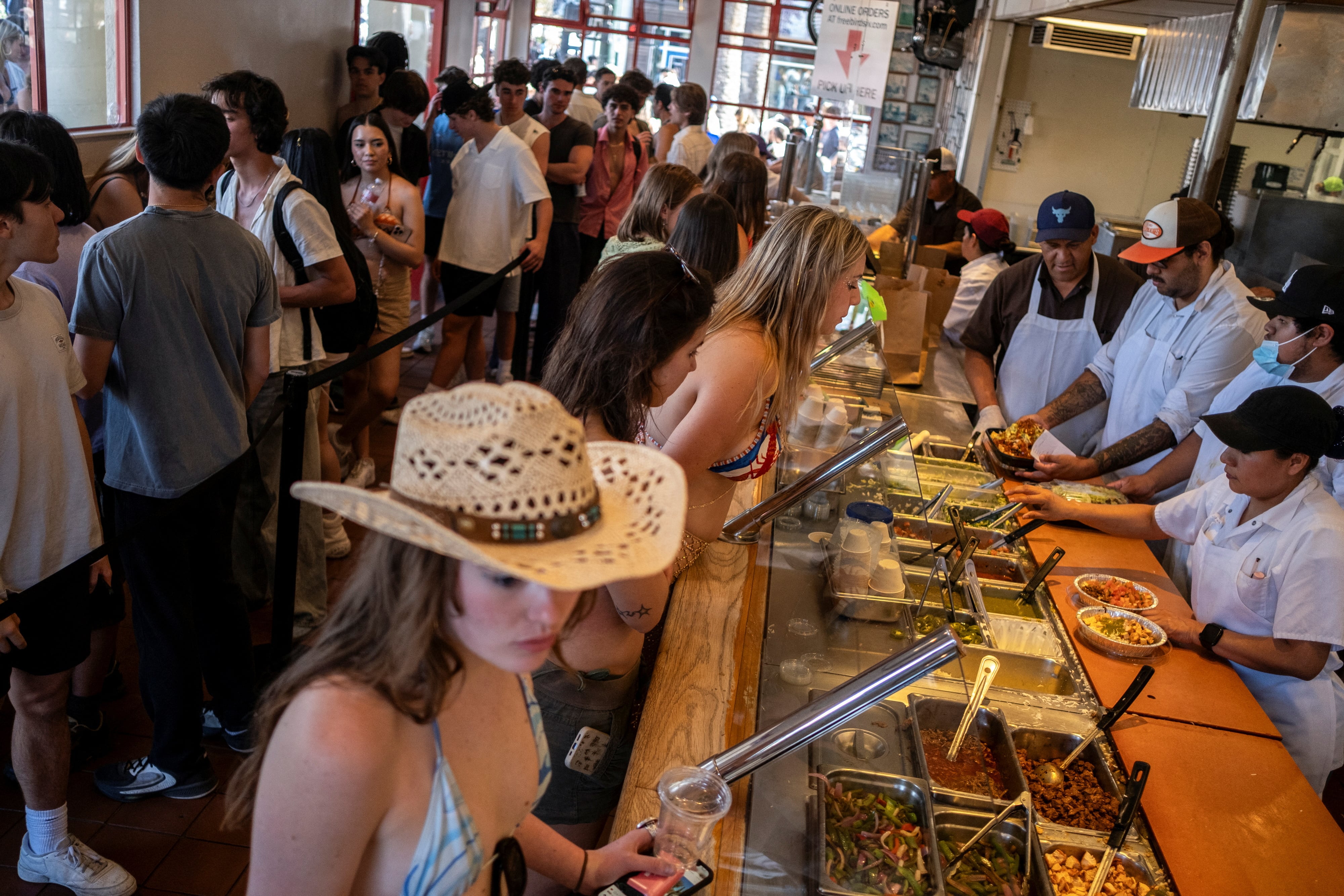 Casi la mitad de la Generación Z afirma que aumentaría su gasto en restaurantes fast casual durante las restricciones económicas (REUTERS/Joel Angel Juarez)