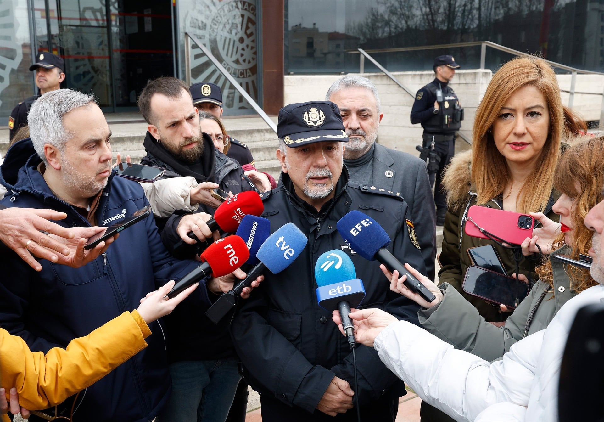 El comisario jefe de Burgos José Carlos Donoso, atiende a los medios de comunicación. (Tomás Alonso / Europa Press)