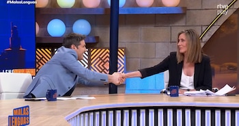 Marta Gómez Montero y Jesús Cintora hacen las paces en el programa 'Malas lenguas' en La 2. (RTVE)