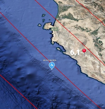 Mapa satelital de la costa peruana con Chincha Alta, Pisco e Ica; marca un sismo de 6.1 en tierra y otro de 5.0 en el océano Pacífico con líneas rojas