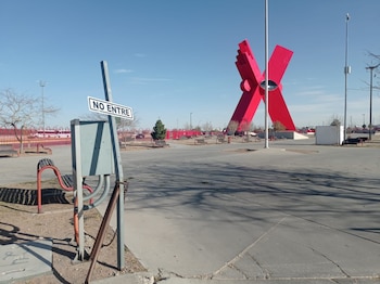 Entrada lateral a la Plaza de la Mexicanidad, que prohíbe la entrada de vehículos. Todo el espacio cuenta con malla ciclónica. Foto/Angélica Villegas