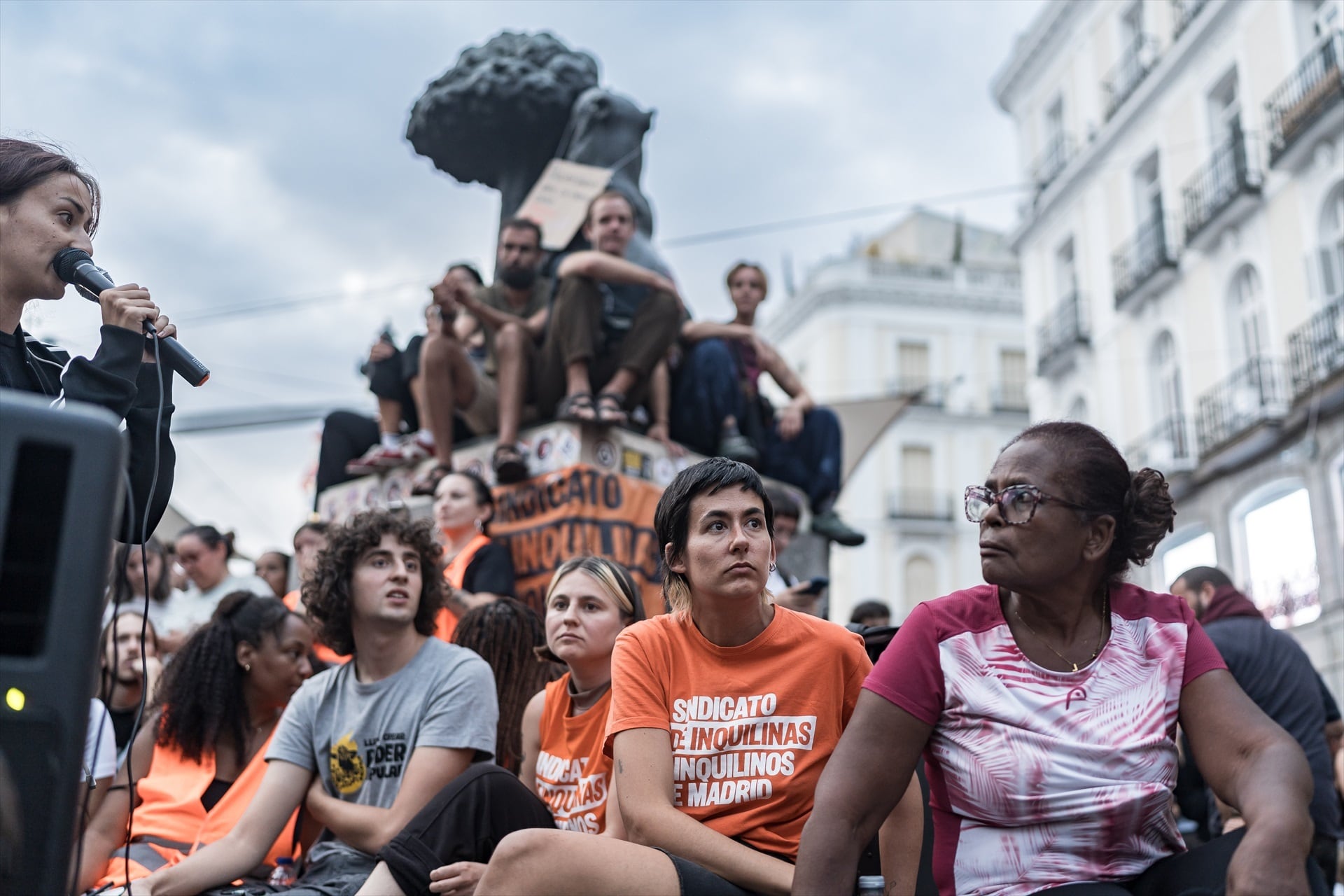 El Sindicato de Inquilnas en una asamblea informativa en la acampada de Sol. (Diego Radamés / Europa Press)
