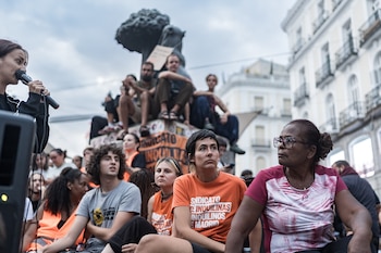 El Sindicato de Inquilnas en una asamblea informativa en la acampada de la Puerta del Sol. (Diego Radamés / Europa Press)