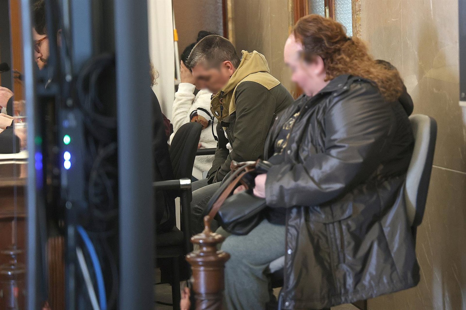 Los acusados por la muerta del bebé y sus abogados, al comienzo del juicio en la Audiencia Provincial de Baleares (Isaac Buj - Europa Press)