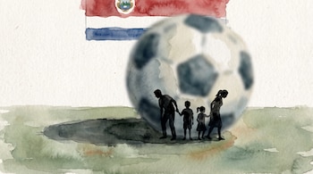 Bandera de Costa Rica, un balón de fútbol grande y difuso, y en su sombra las siluetas negras de un padre, dos niños y una madre separados.