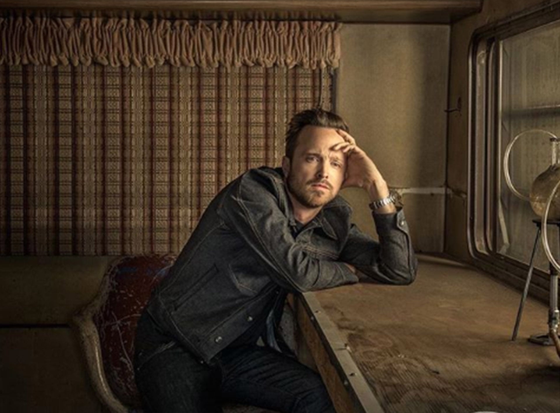 Baker afirmó en el Joe Vulpis Podcast que trabajar con Aaron Paul en Breaking Bad fue una clase de actuación