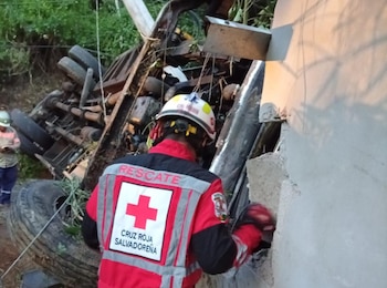 Cruz Roja detalló que siete personas fueron trasladadas por sus unidades de emergencia y dos recibieron atención en el lugar. (Cortesía: Cruz Roja de El Salvador)