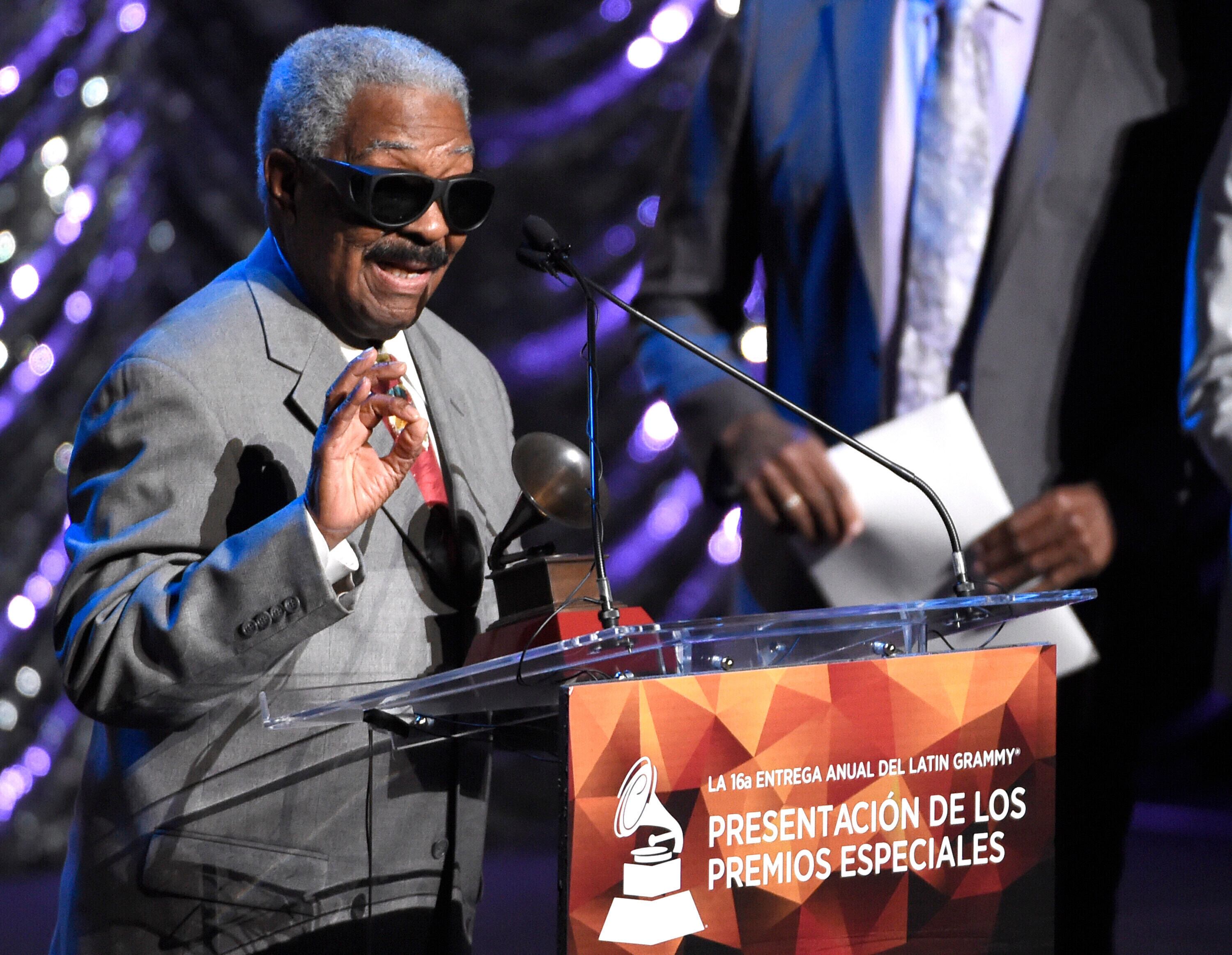 Rafael Ithier de El Gran Combo de Puerto Rico acepta el premio a trayectoria de vida en el Ka Theater en el MGM Grand Hotel en Las Vegas el 18 de noviembre del 2015. (Chris Pizzello/Invision/AP)