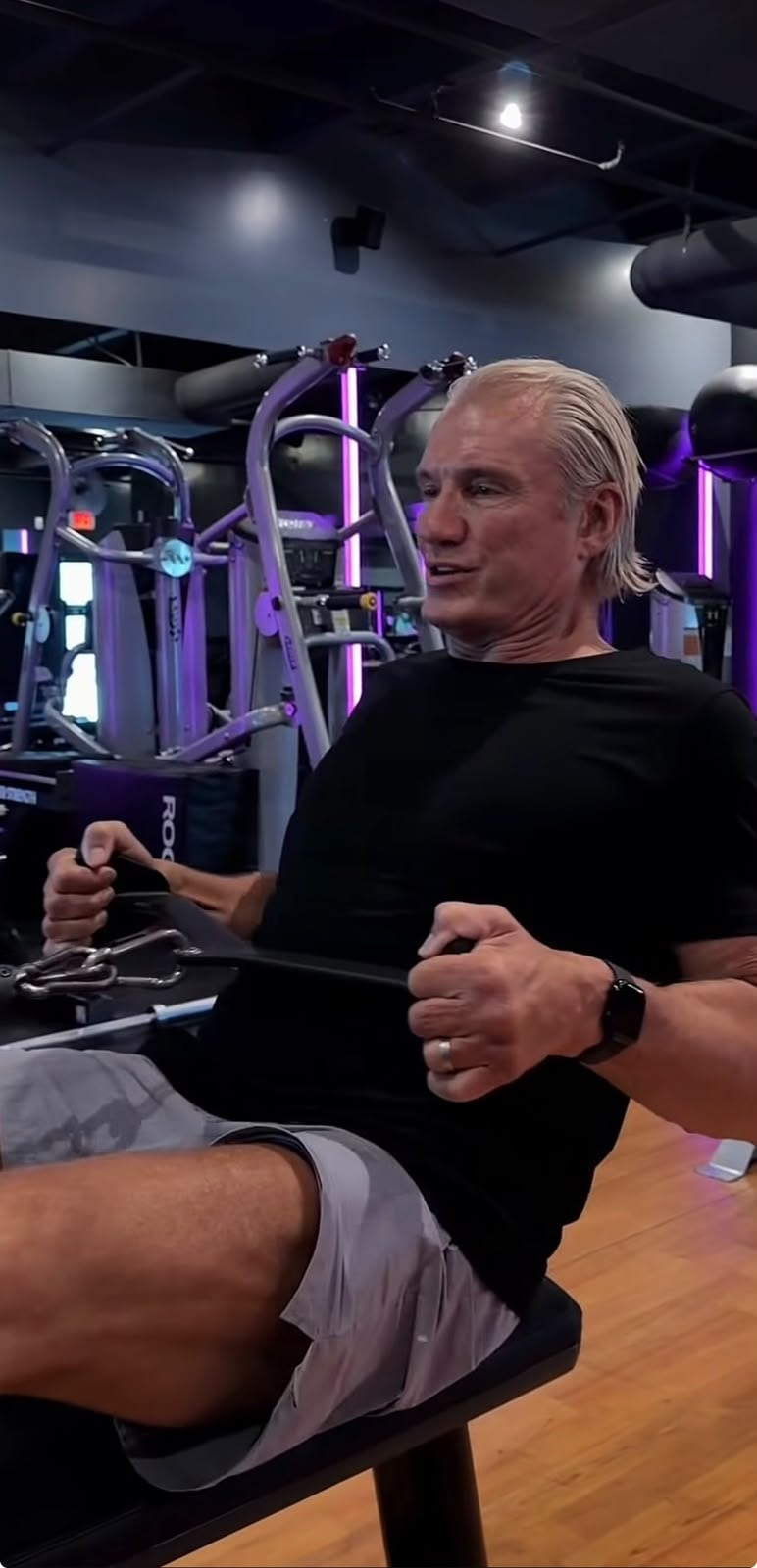 La sesión de Dolph Lundgren se compone de tres ejercicios para la espalda y dos movimientos para el pecho (Instagram/@dolphlundgren)